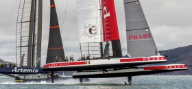 Der Unterschied: An der ersten Tonne hebt sich Luna Rossa auf seine Tragfläche und rauscht an Artemis vorbei. © Luna Rossa Luna Rossa Artemis