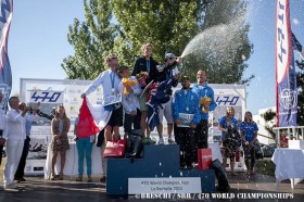 Das Podium der 470er Männer. Vorschoter und Steuerleute sind unschwer auseinanderzuhalten. © Breschi/SRR 470 Worlds