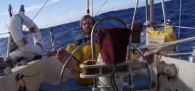 Smutje Hannes am Steuer von “Marianne”. © Sailing Conductors Sailing Conductors