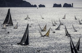 Immer wieder eindrucksvoll: Das Regattafeld im Gegenlicht kurz vor der Ausfahrt in den Ärmelkanal © Arrigo Fastnet Race, Start