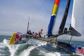 Die nach unten gerichtete Verstrebung unter dem Trampolin wurde auf den Oracle Booten unrechtmäßig verlängert. © Jens Hoyer/All In Racing All In Racing