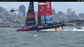 Das Luvruder ist schon aus dem Wasser, der Lee-Flügel folgt kurz danach. Es erzeugt dann keinen Abtrieb mehr. TEam New Zealand, Kenterung