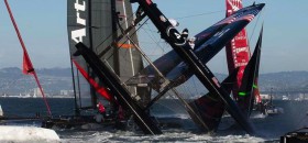 Oracle Team USA in Nöten. Unter der Mittelstrebe wurde bei den AC45 2,5 Kilo schwere Zusatzgewichte gefunden. © ACEA/Gilles Martin-Raget Oracle kentert