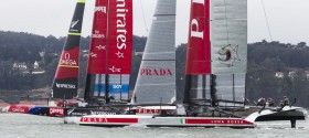 Kurz nach dem Start der entscheidende Unterschied. Team New Zealand auf Foils und Luna Rossa nicht. © Luna Rossa