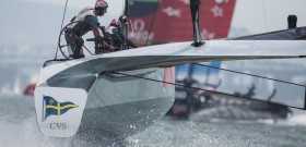 Luna Rossa hetzt dem Team New Zealand hinterher. Finn Weltmeister Giles Scott bereitet sich auf die Halse vor. © ACEA / ABNER KINGMAN Luna Rossa Team New Zealand