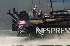 Die Kiwis zeigen neue Spoiler am Heck. Auch eine Endplatte unter der Fock soll die Leistungsfähigkeit noch erhöhen. Wird es reichen? © ACEA/Gille Martin-Raget America's Cup