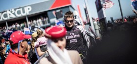 Dean Barker bei der dock out show immer begleitet von einer Emirates Mitarbeiterin. Das macht offensichtlich gute Laune. ©ACEA/PHOTO BALAZS GARDI Dean Barker bei der dock out show immer begleitet von einer Emirates Mitarbeiterin. Das macht offensichtlich gute Laune. ©ACEA/PHOTO BALAZS GARDI