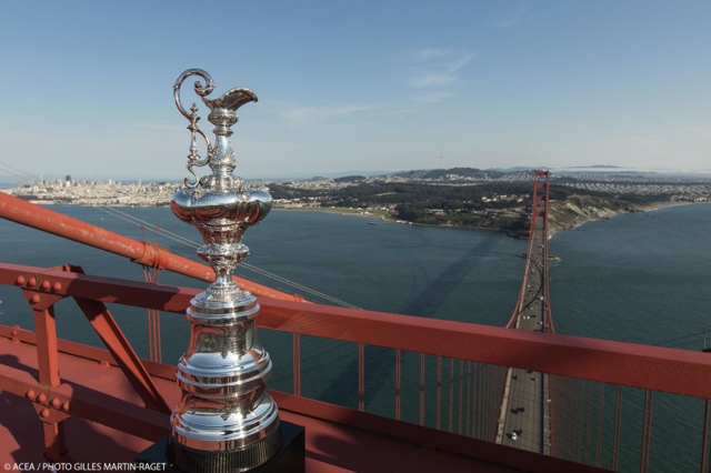 Der America's Cup auf dem nördlichen Pfeiler der Golden Gate Bridge mit Blick auf das ösliche Ende des Regattarevieres - im Hintergrund San Francisco City © ACEA /