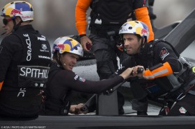 Ben Ainslie an der Kurbel mit Tom Slingsby. Die beiden kennen sich gut aus der Olymischen Szene und gewannen beide in Weymouth Gold. @ACEA/ Gilles Marin-Raget