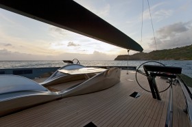 Mit diesem extracoolen Decksensemble a la Colani verließ Angels Share nach dem Refit die Lürssen Werft. © Wally Yachts Mit diesem extracoolen Decksensemble a la Colani verließ Angels Share nach dem Refit die Lürssen Werft. Übrigens konnte man sich auf dem 7 m breiten Deck an den geschwungenen Rückenlehnen gut festhalten © Wally Yachts