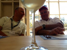Wettfahrtleiter Iain Murray (r.) beim lockeren Mittagessen Plausch. Links FAZ Reporter Michael Ashelm. © SegelReporter Wettfahrtleiter Iain Murray (r.) beim lockeren Mittagessen Plausch. Links FAZ Reporter Michael Ashelm. © SegelReporter
