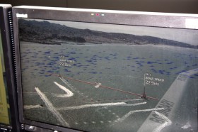 Blick auf den Umpire-Bildschirm mit den animierten Strömungspfeilen. Kostecki segelt nach links in die stärkere Strömung und wendet zu spät. © SegelReporter