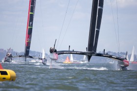 Die Amis als erstes Team an der Boje – bei den letzten beiden Rennen ein ganz normaler Anblick © Hoyer