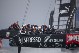 James Spithill (l.) leitet sein Luvmanöver ein und hebt die Hand, um ein Foul anzuzeigen. © Jens Hoyer America's Cup Finale