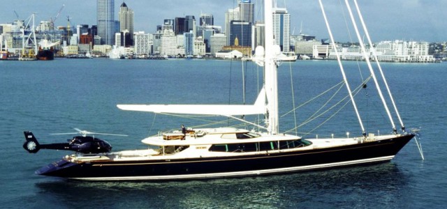 Hubschrauber als Beiboot auf Mega-Segelyacht