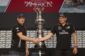 Sportlicher Händedruck bei der letzten Pressekonferenz vor dem America’s Cup Match. © ACEA / PHOTO GILLES MARTIN-RAGET America's Cup