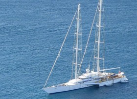 Die Mövensperspetive zeigt ein kapitales Schoner Rigg, die achtern gewonnene Decksfläche durch die Verlängerung des Rumpfes und auch der Schwimmer © Monaco Eye