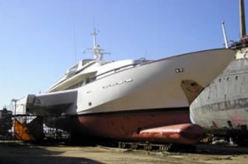 Die Pilar Rossi als konventioneller Verdränger mit Wulstbug, ausgekragtem Vorschiff und seitlichen Schwimmern vor ihrem ersten Umbau in Brasilien © Inace Werft