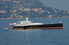 So sah die Pilar Rossi nach dem ersten Umbau 2004 aus. Die Veranda spendete als permanentes Bimini achtern Schatten. Auf dem stb Schwimmer der Daysailer. Das Thema Segeln lag bereits in der Luft © EB