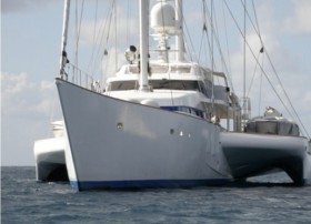 Die Motoryacht nach der Verwandlung zum Schoner. Mittschiffs ist noch die Kimmkante des früheren Vorschiffs-Ansatzes zu erkennen. Auf den Schwimmern blieb Platz für die Beiboote © EB