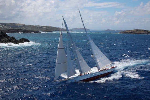Mit Vollzeug im Passat: Die um 5 Meter verlängerte Adela in der Karibik bei der St. Barts Bucket 2013 © Tim Wright/Pendennis