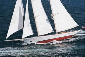 Adela in der Version 1995 mit dicht vor dem Großmast stehendem Schonersegel © Pendennis