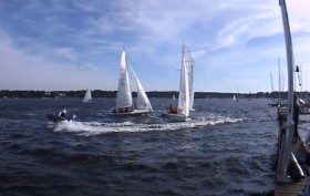 Anfangs ist Team Meister (Boot 1) unter Druck. Team Kadelbach (Boot2) klebt an seinem Heck. Am Ende hat Team Meister den Start klar für sich entscheiden können © TH