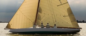 Messerbug, Klüverbaum, viel patiniertes Segeltuch und Backstagen: Die „RúM“ ist ein spezieller Mix © Jachtbouw Vels