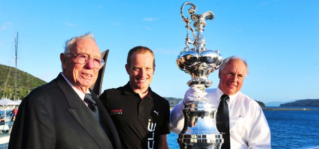 Australier mit einer Hand am Cup. Boab Oatley, James Spithill und Iain Murray (r) . © ACEA/Martin Raget America's Cup, Bob Oatley