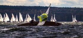 Der Spi der Trias ist hoffnungslos verdreht und nicht mehr zu bergen. Das flatternde Tuch zieht das Schiff auf die Seite. © Angela Kausche Trias, Kausche