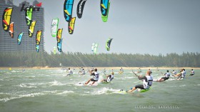 Start bei der Kitesurf WM. Das Feld der 111 Piloten wurde in drei Gruppen eingeteilt. © Alexandru Baranescu Kitesurfen, WM 2013