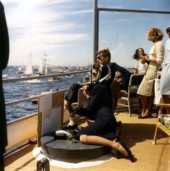 Jacqueline und John F. Kennedy am 15. September 1962 beim Beobachten des Duells Gretel gegen Weatherly der Amerika Pokal Regatten vor Newport/Rhode Island © Robert Knudsen, JFK Presidential Library and Museum J.F. Kennedy, Segeln