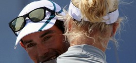 Mathew Belcher freut sich in Weymouth mit seiner Frau Frederike über den Olympiasieg. © Marina Könitzer Belcher, Frederike, Olympiasieg