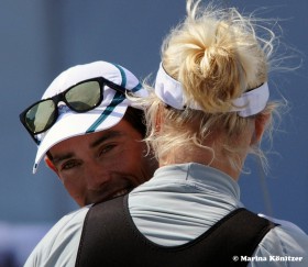 Mathew Belcher freut sich in Weymouth mit seiner Frau Frederike über den Olympiasieg. © Marina Könitzer Belcher, Frederike, Olympiasieg