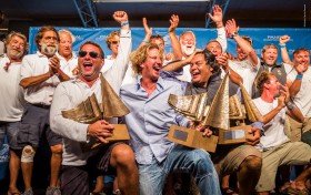 Il Moro di Venezia Eigner Massimiliano Ferruzzi (links), Cambria-Skipper Chis Barkham in der Mitte und Leonore-Eigner Mark Faulkner umgeben von der Cambria Crew © Guido Cantini/Panerai Il Moro di Venezia Eigner Massimiliano Ferruzzi (links), Cambria-Skipper Chis Barkham in der Mitte und Leonore-Eigner Mark Faulkner umgeben von der Cambria Crew © Guido Cantini/Panerai