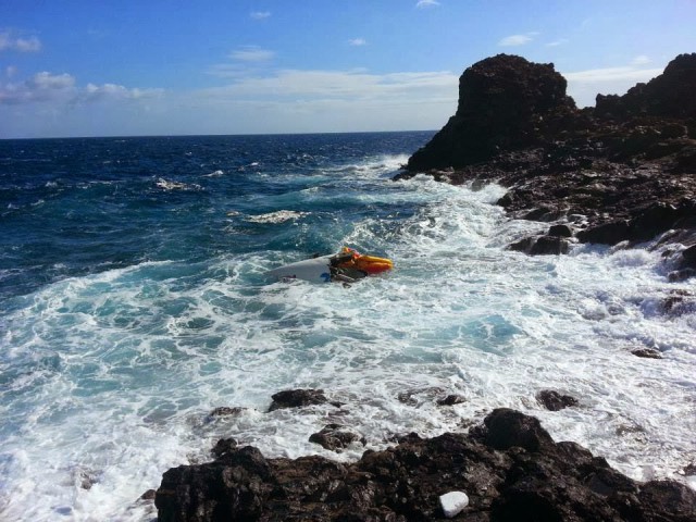 Das Wrack liegt nahe an Land aber der Skipper musste auf dem Wasser abgeborgen werden.© Spanish Maritime Safety Agency Minitransat