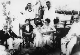 Mustafa Kemal Atatürk 1937 (links sitzend), erholt sich an Bord von Cambria an der Ägäisküste. Außerdem sind der Bootseigner Harry Giraud (stehend) Freunde und der Bürgermeister von Izmir (rechts) zu sehen © Archiv Cambria Cambria