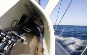 Blick auf den Schotautomaten eines Brenta-Daysailers. Das seit zahlreichen Installationen bewährte System stellt den Schotzug über eine hydraulisch bewegte Talje ein © Cariboni Criboni