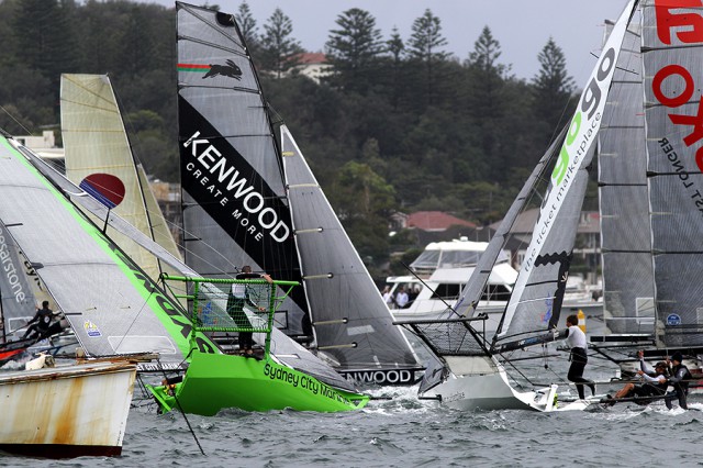…Der Bugspriet bohrt sich mittschiffs in den Rumpf des Gegners…© Frank Quealey Australian 18 Footers League 18 Footer Crash