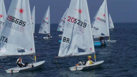 Robert Scheidt entspannt sich vor dem ersten Start. Danach platziert ers sich auf Rang zwölf. © laserworlds Laser Worlds