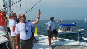 Klassenboss und Wettfahrtleiter Jeff Martin prüft den Wind vor dem ersten Finalrennen. Startverschiebung. © laserworlds Jeff Martin