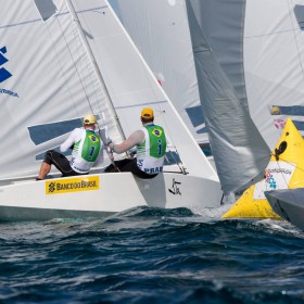 Robert Scheidt steuert bei der Leetonnenrundung mit dem Fuß und bedient Schot und Trimmleinen mit beiden Händen. © Carlo Borlenghi Star Sailors League