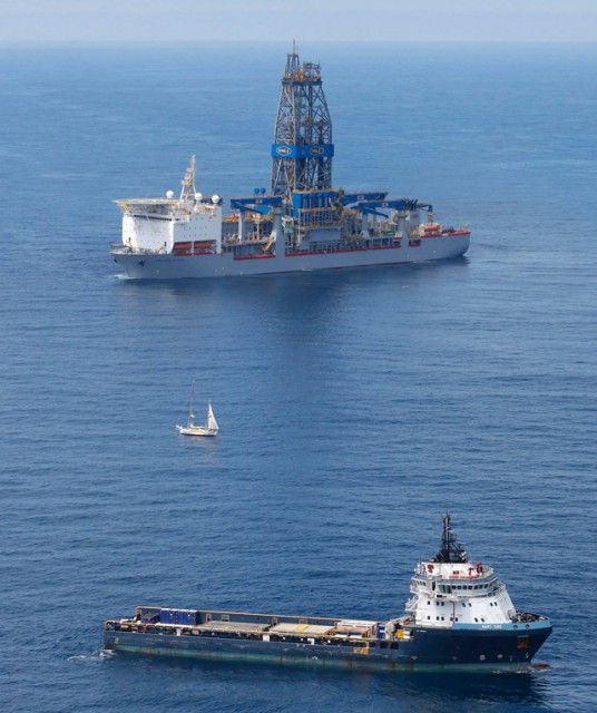 Wie die Haie um ihr Opfer: Die “Vega” genau über dem Bohrpunkt, eta 100sm vor der neuseeländischen Küste © greenpeace Umweltschutz