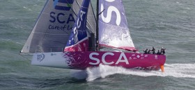 Sieger beim Public Award. Der Volvo 65 vom SCA Frauen Team hebt ab im englischen Kanal. (Pfeiltasten in Galerie nutzen) © Rick Tomlinson SCA, Tomlinson
