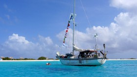 Auch “Marianne” schwojt im Glück – kann es schönere Ankerplätze für FahrtenDICKschiffe geben? © sailing Conductors Sailing Conductors