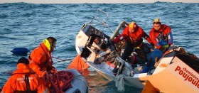 Die Berger der Rettungsorganisation SNSM befestigen eine Schleppleine am Wrack der “Cheminées Poujoulat”. SNSM Bernard Stamm
