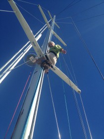 Natürlich klettert er auch schon mal in den Mast. Aber er ist eben nicht von dort herunter gefallen! © paris Weltumseglung, einhand, nonstop, Stanley Paris