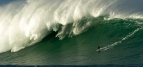 So brach die Welle über dem Belharra Riff in der Nähe von Biarritz schon Ende Dezember. © Eric Bellande/Billabong Belharra Welle
