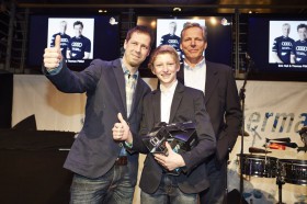 Florian Mewes (l.) halft Heil/Plößel beim Gewinn des Median Awards und übergab den Preis unter den Augen von Laudator Jochen Schümann an den Zweitein Lukas Hesse. © Marco Grundt Lukas Hesse