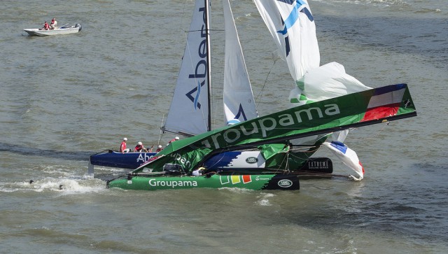 Das Einladungs Team Aberdeen mit zwei Segelern aus Singapur und Hochsee Spezialist Nick Moloney rast mit einer Böe von hinten auf die Franzosen. © Lloyd Images Extreme Sailing Series